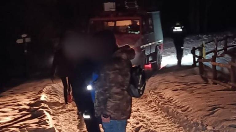 Na Pordenonskem s terenskimi vozili obtičali na zasneženi cesti