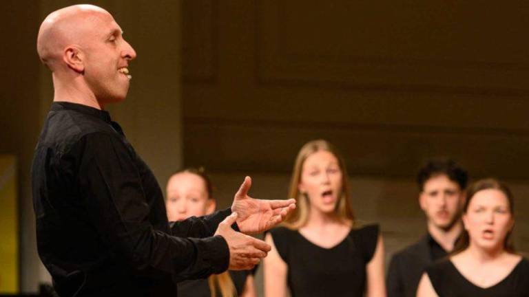 Domov prinesli zlato plaketo