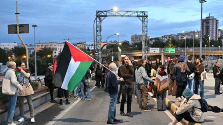 Pred tržaškim pristaniščem proti ladji iz Izraela