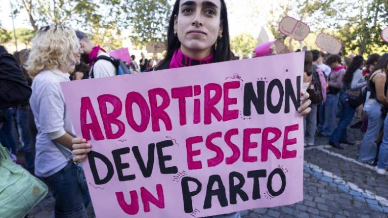 Melonijina vlada pred ustavnim sodiščem proti pravici do splava