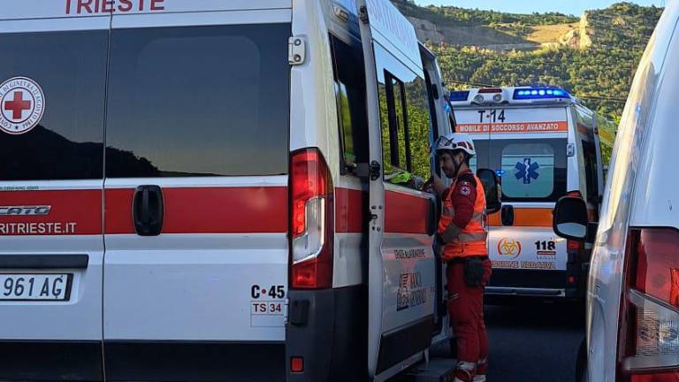 Na avtocestnem priključku pri Boljuncu trčil v obcestno ograjo