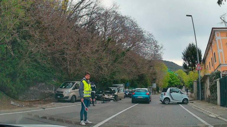 V Ulici Valerio čelno trčila avtomobila