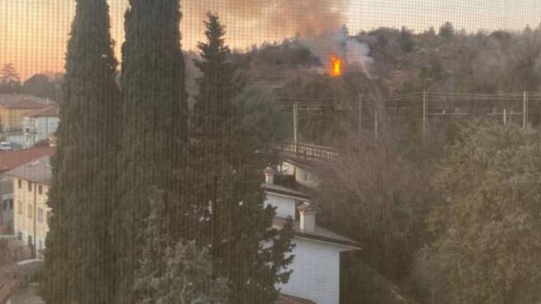 Požar pod tržiško trdnjavo