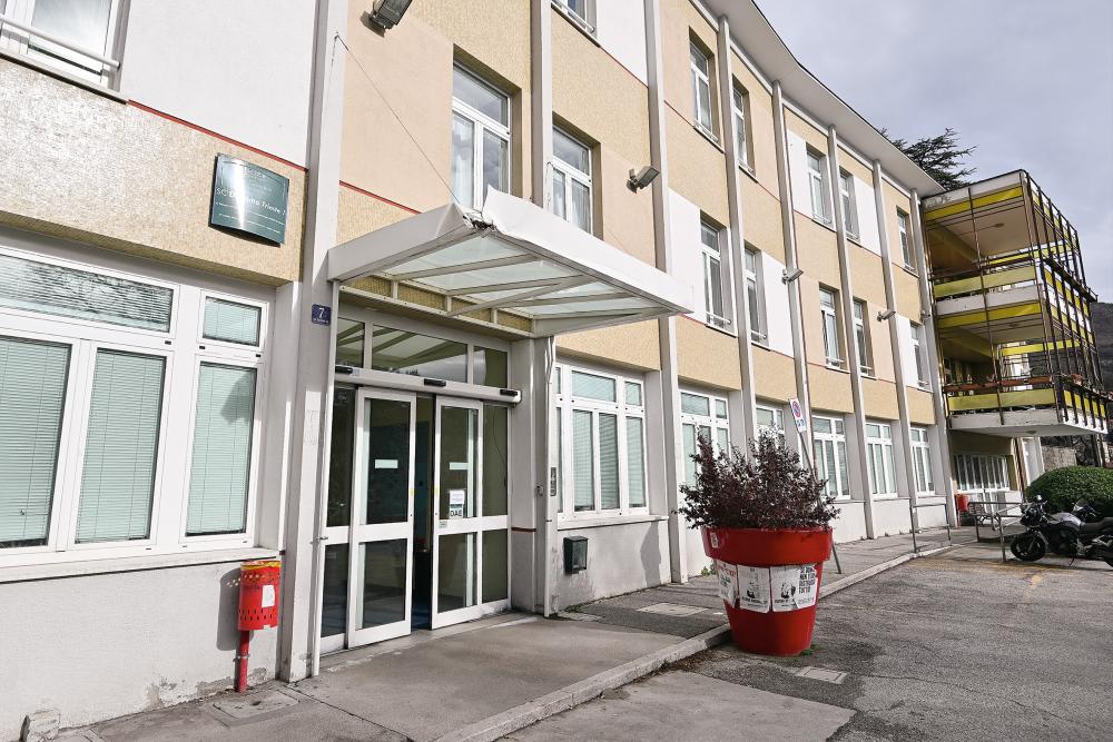 Vse več vlog, čakalne vrste pa so zaradi pomanjkanja osebja dolge