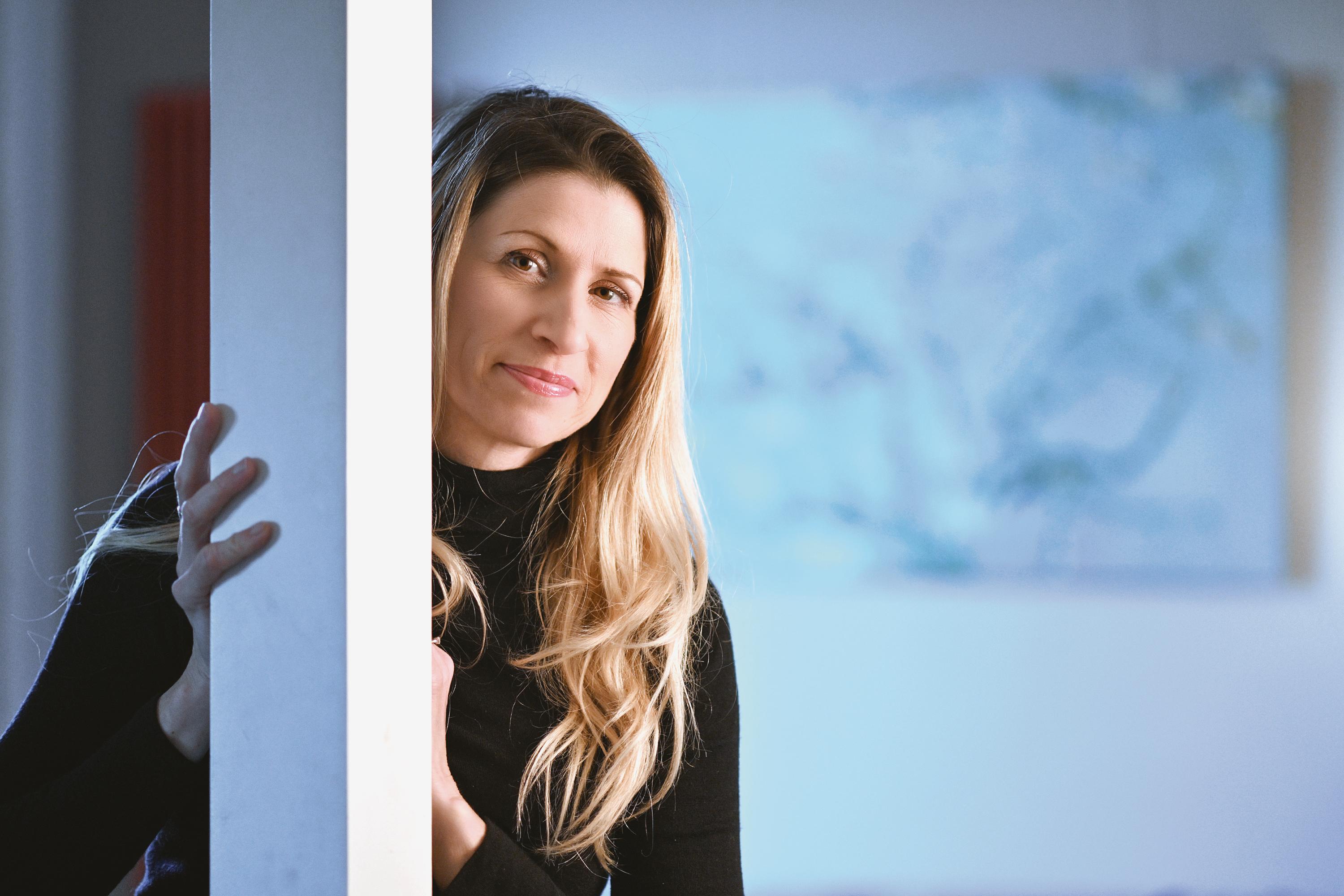 Kjer besede izgubljajo pomen, odnosi pa globino