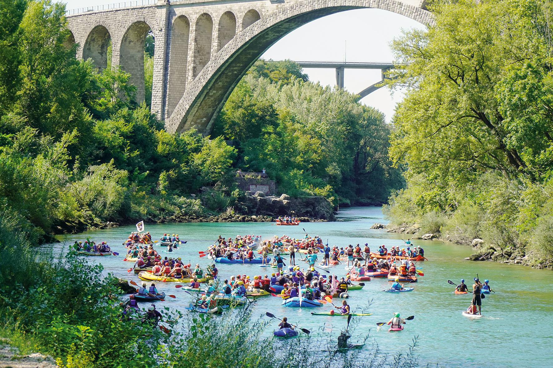 Soška regata združuje, nove pregrade razburjajo