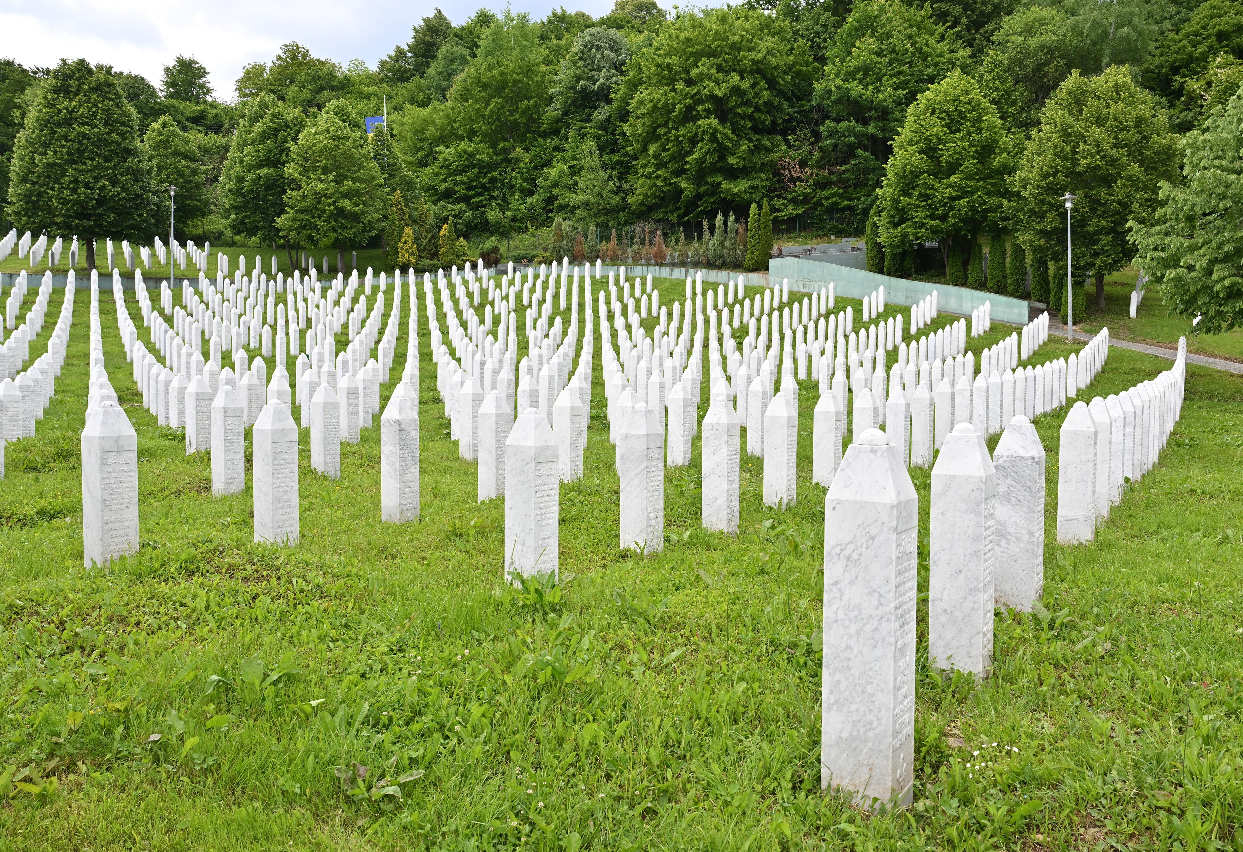 V Srebrenici se bojijo vdora policije