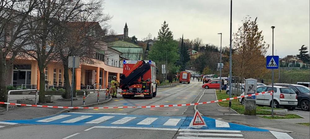 Iz vinske kleti na Vipavskem uhajal amonijak, evakuirali bližnjo šolo