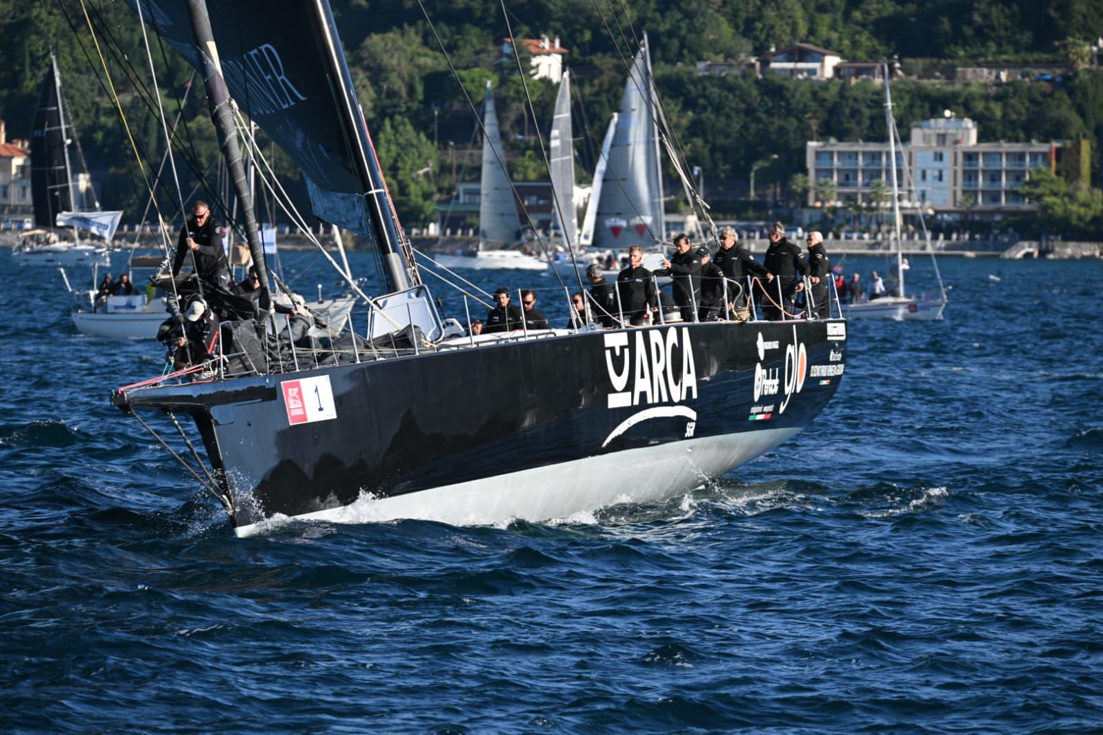 Barcolana v živo: Arca Sgr zanesljivo vodi po prvi boji