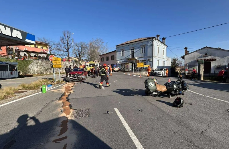 V Komnu z motorjem trčil v avtomobil