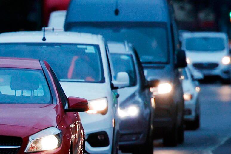 Italijanska vlada za vozila z močjo do 80 kW ukinja letno dajatev