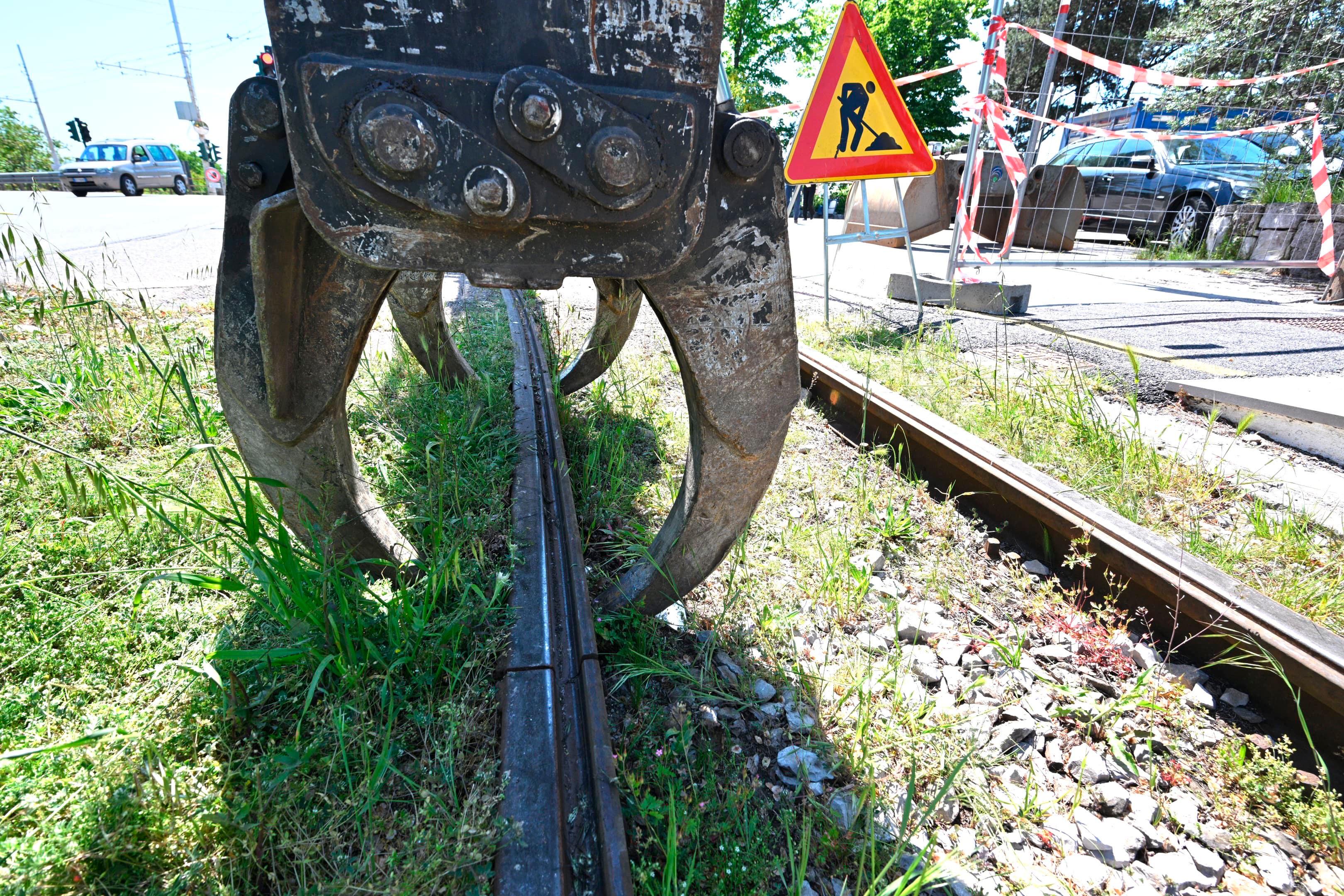 Na tramvajskih tračnicah že pripravljen bager z mogočnimi kleščami