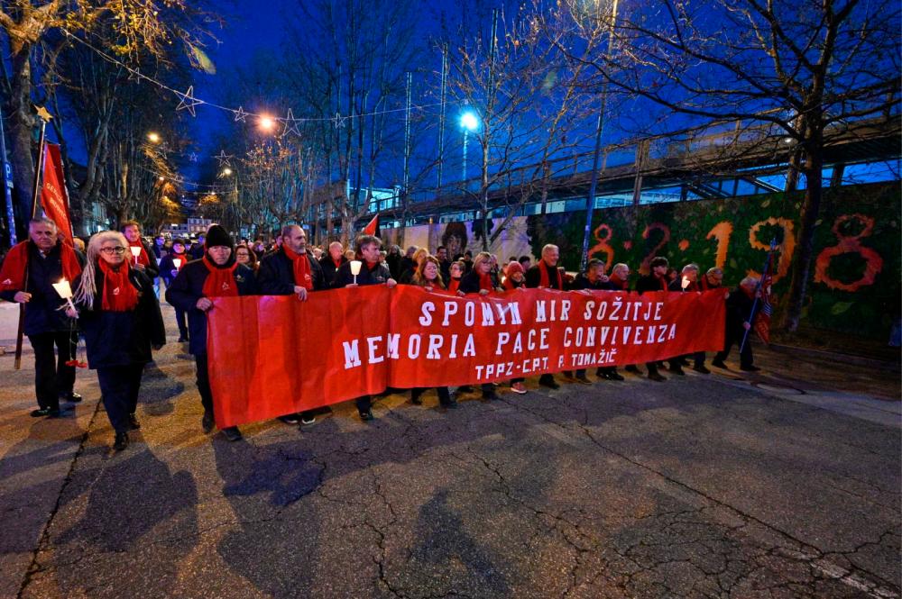 Z baklado so se spomnili žrtev holokavsta (foto)