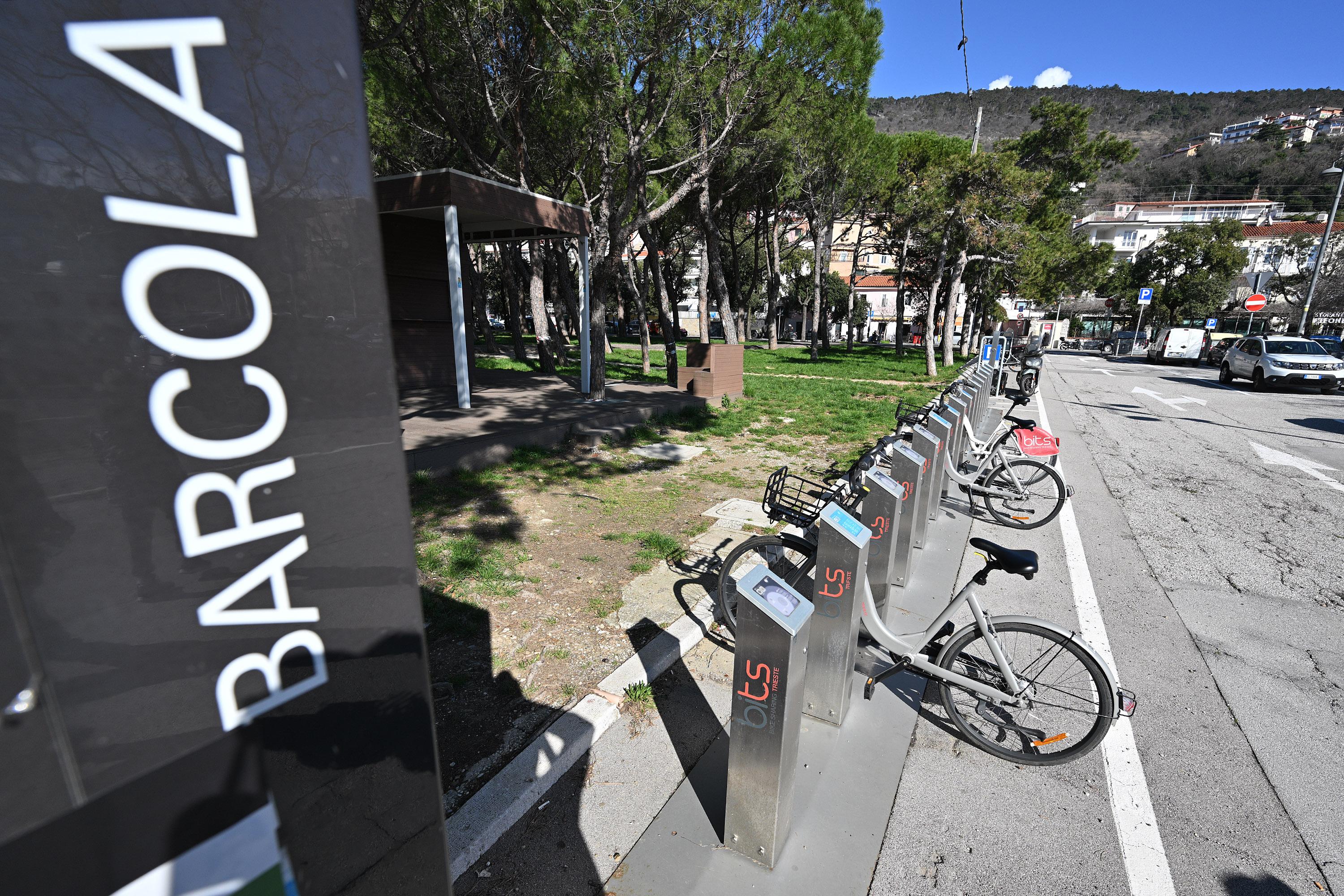 Sistem javne izposoje koles rase, število izposoj niha