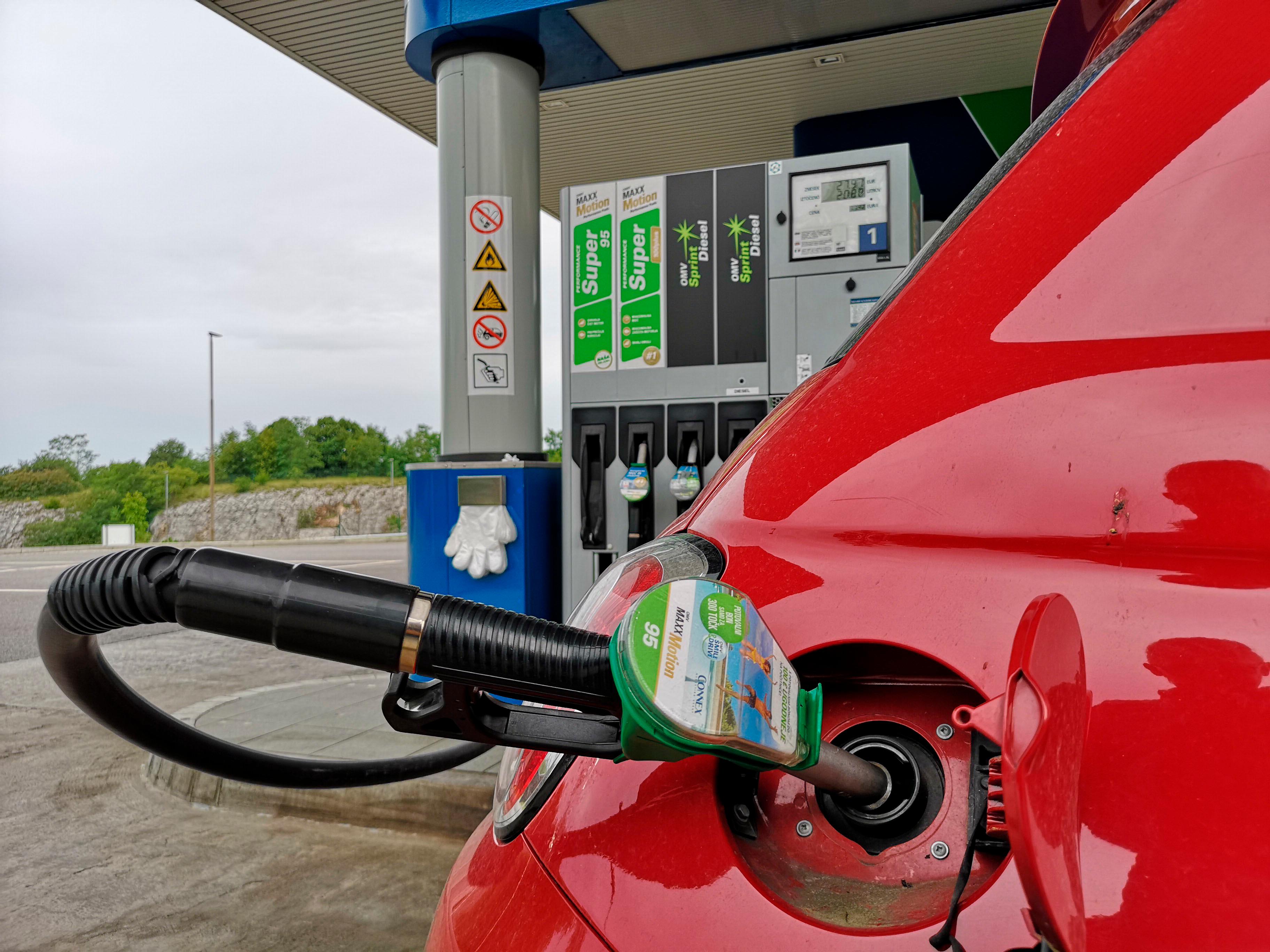 Opolnoči v Sloveniji podražitev bencina in pocenitev dizla