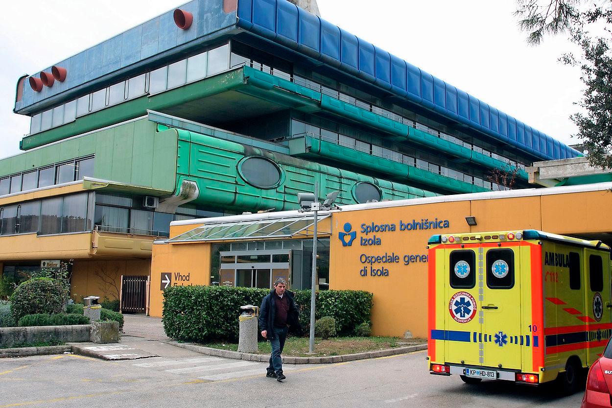 Koprski policisti iščejo voznika, ki je podrl kolesarko