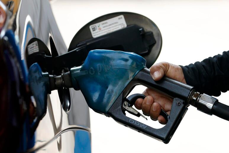 Nižje trošarine podaljšali do prvega maja