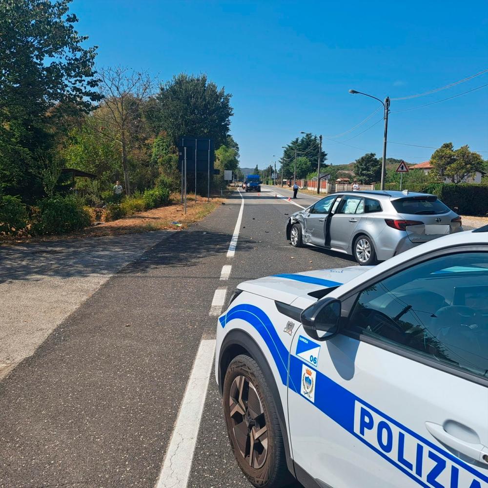 Na Majnicah trčila avtomobil in motor