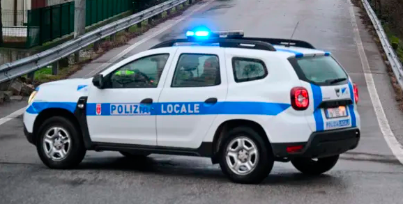 V nesrečo nad Lonjerjem vpleteni trije avtomobili, eden pristal na strehi