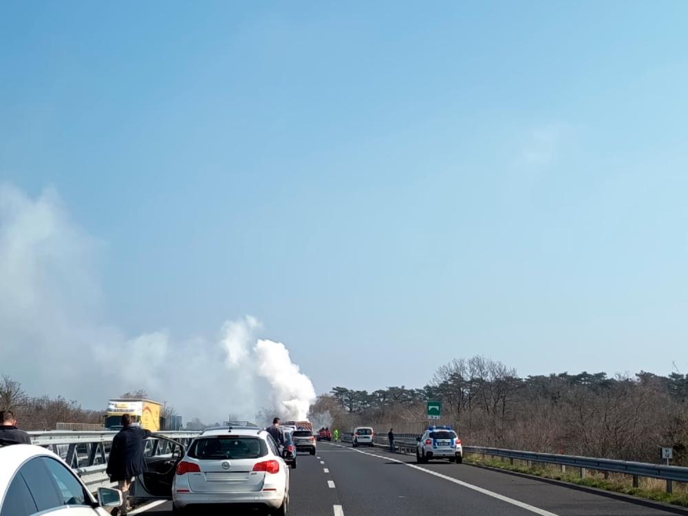 Na hitri cesti pri Proseku zagorel avtomobil