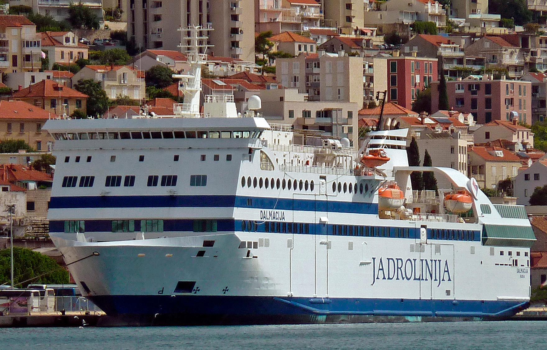 Zaradi okvare na hrvaškem trajektu prekinjena povezava med Dubrovnikom in Barijem