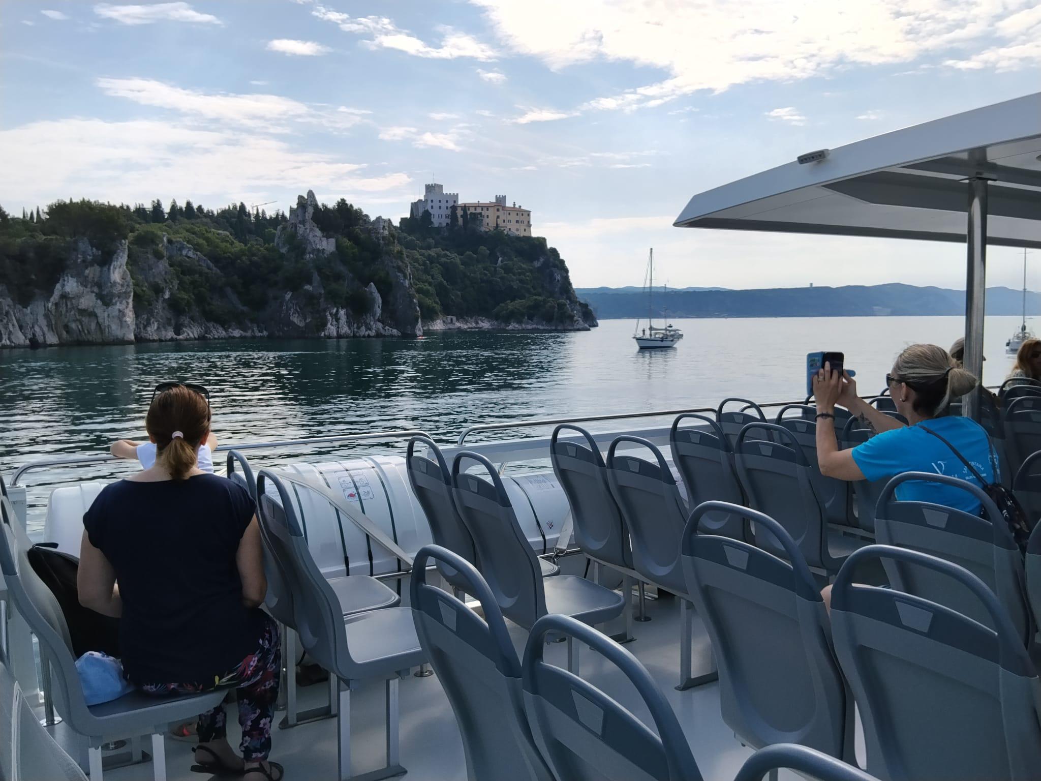 Prihod prvega devinskega delfina so sprejeli učenci