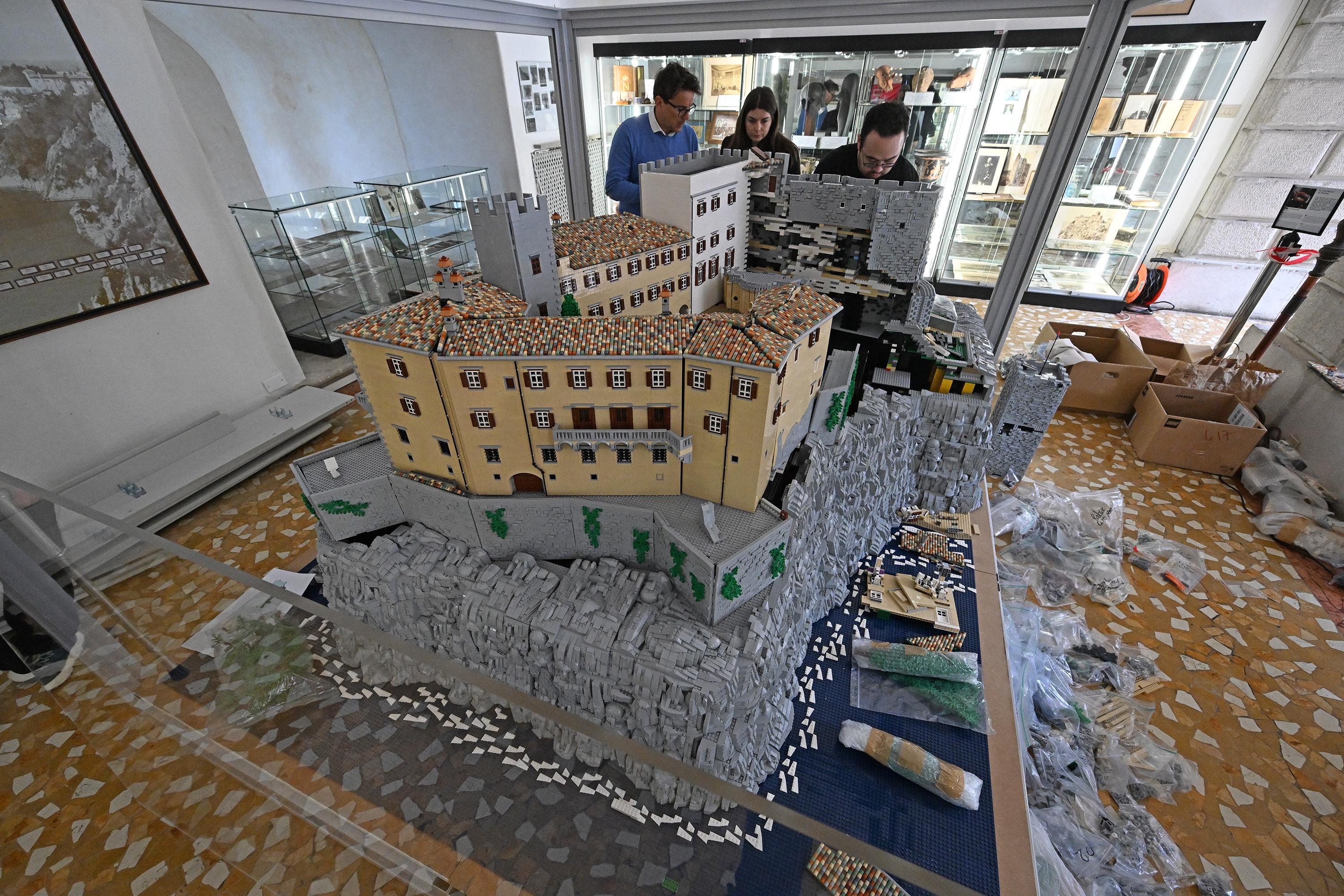 Devinski grad so sestavili iz 132.260 lego kock