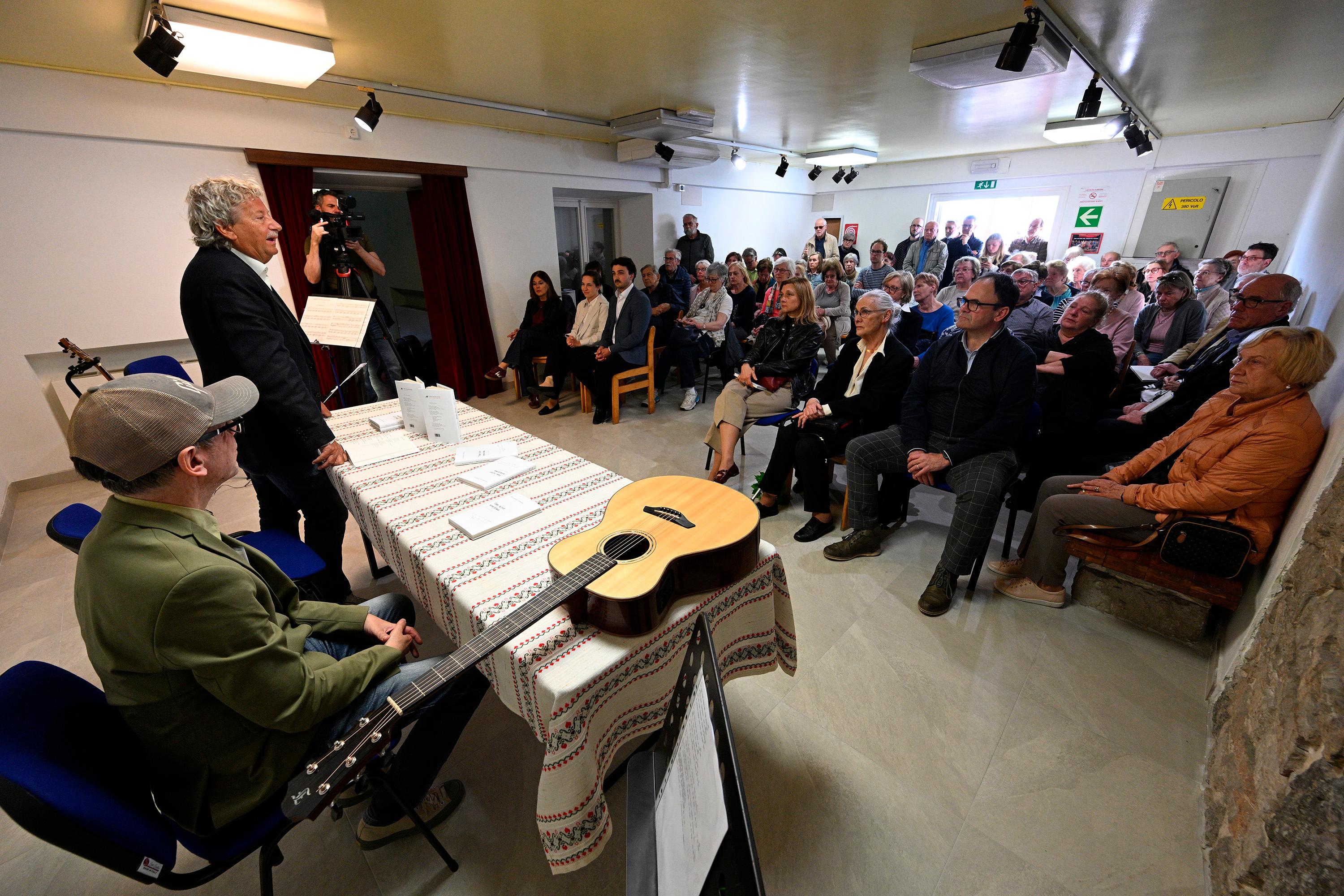 Križ se je poklonil Miroslavu Košuti