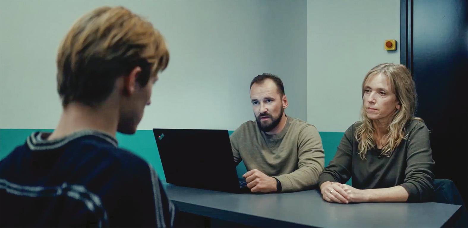 Ko policija preiskuje ... policijo