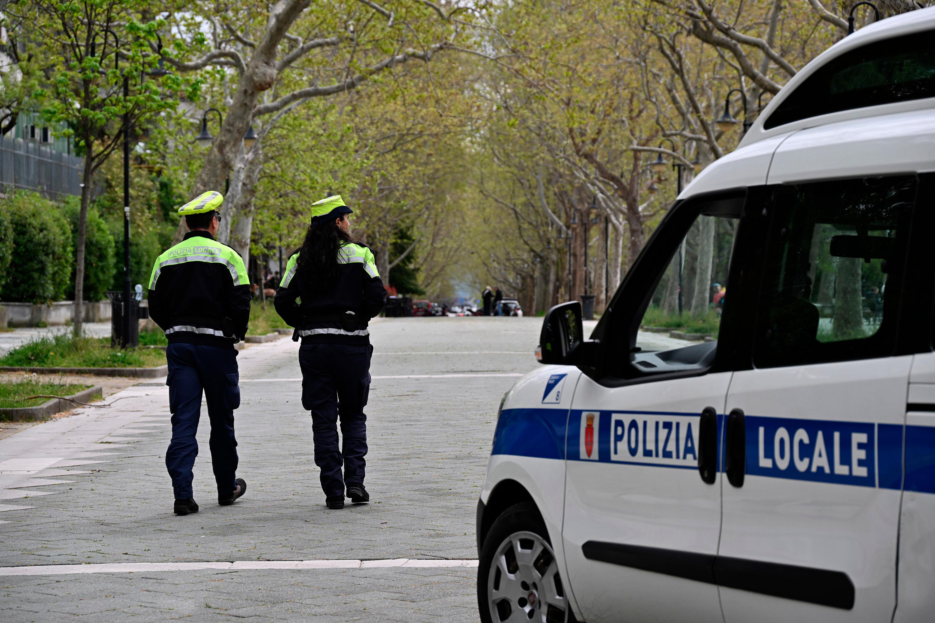 Lokalna policista s kombijem po mestnih četrtih in parkih