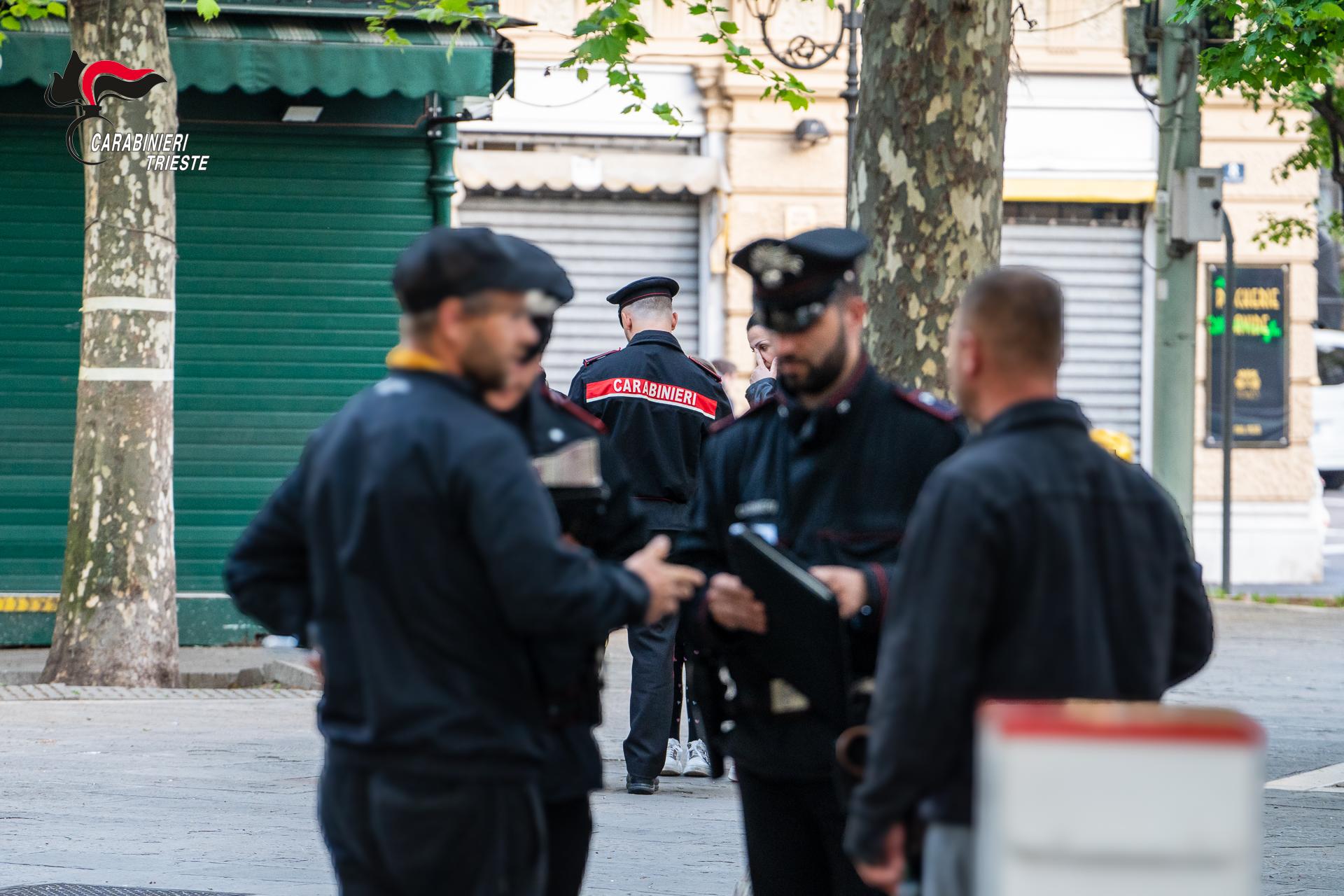 Mladoletnikoma zasegli nož in kladivo