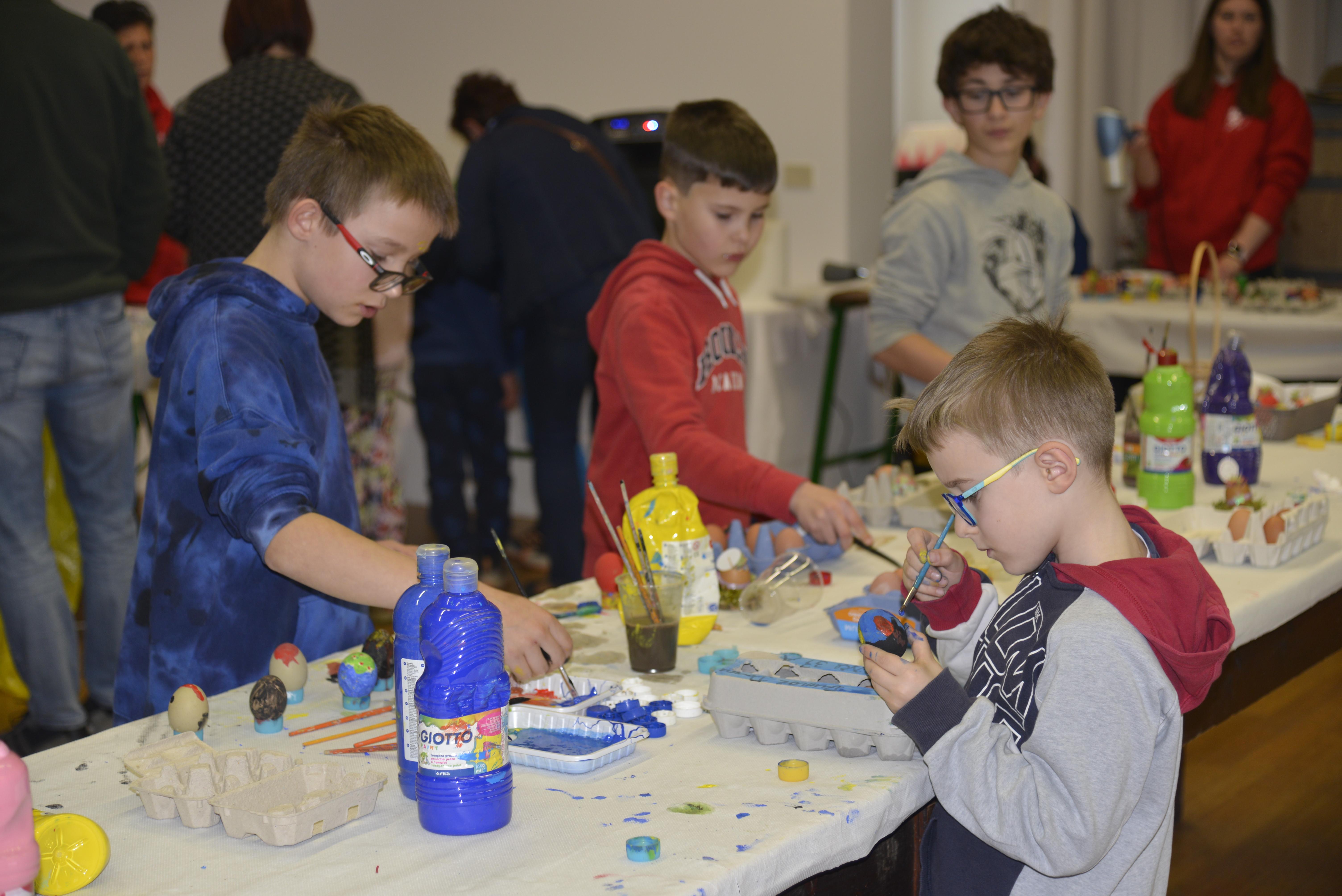 Barvanje pirhov spodbudilo otroško ustvarjalnost