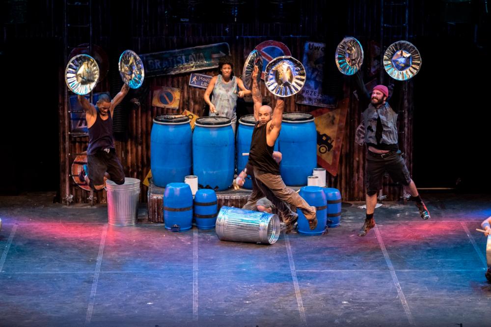 Ulični tolkalci s svojstvenim programom presenečajo in navdušujejo