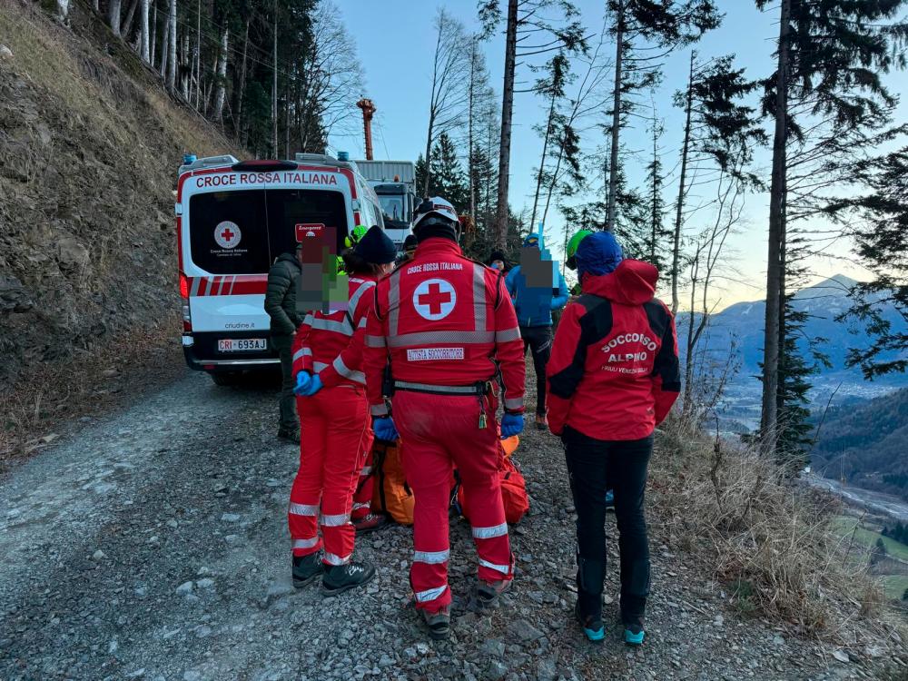 V Karniji reševali gozdarja