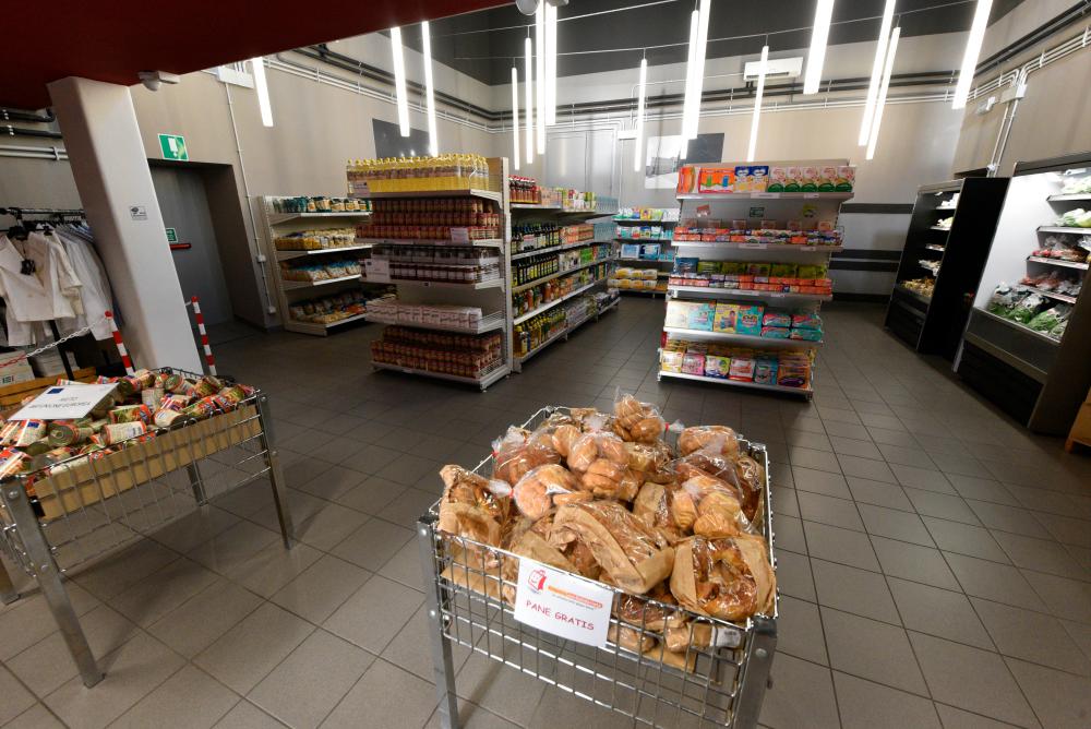 Pred veleblagovnicami danes zbirajo humanitarno pomoč