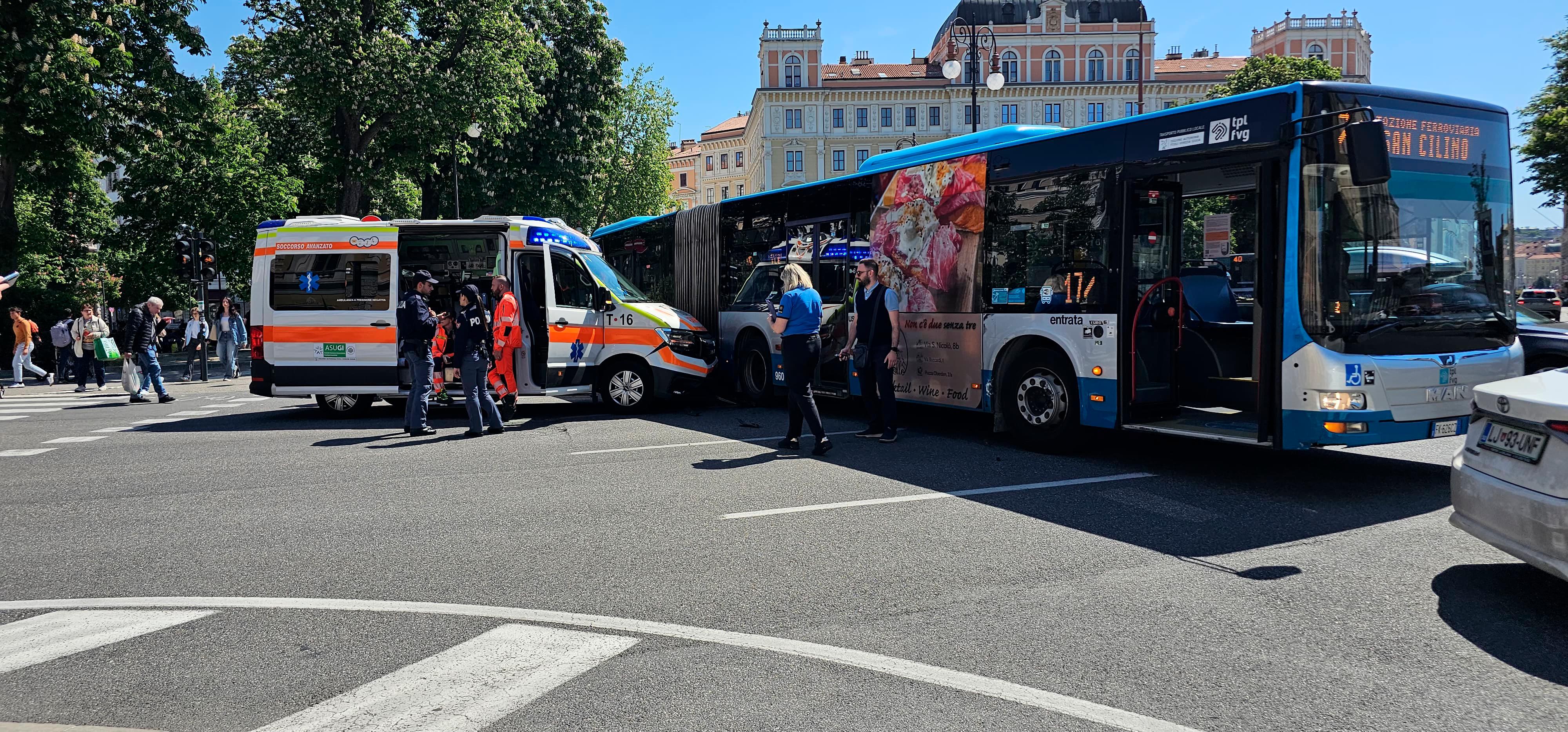 Trčila reševalno vozilo na nujni vožnji in mestni avtobus