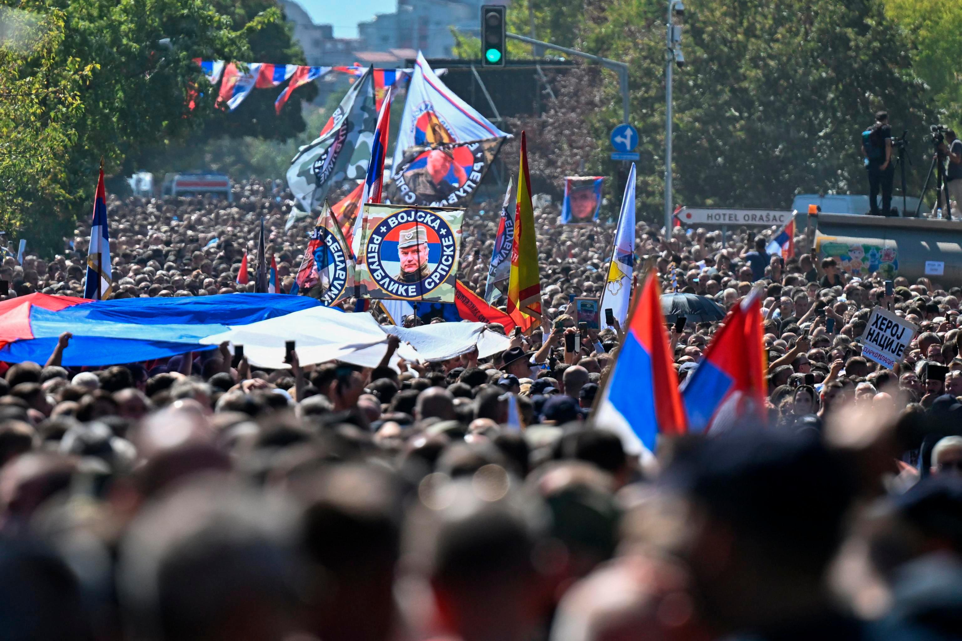 Vojnega zločinca Mladića v Beogradu pokopali z vojaškimi častmi