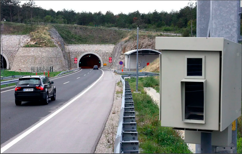 Omejitev hitrosti presegli za več kot 50 kilometrov na uro
