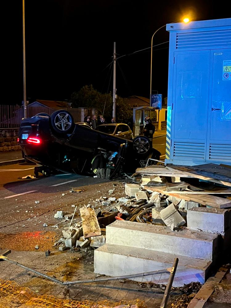 Na Furlanski cesti po trčenju avtomobil pristal na strehi