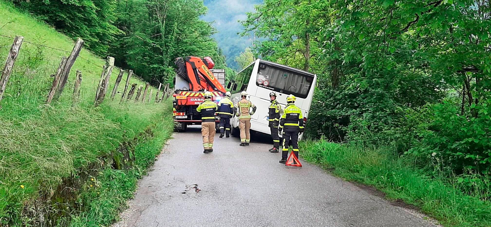 Na Kobariškem v torek s ceste zdrsnil avtobus