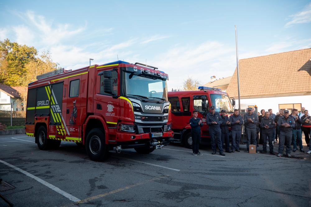 Vroč pepel odložil v kartonasto škatlo, slednjo pa v drvarnico