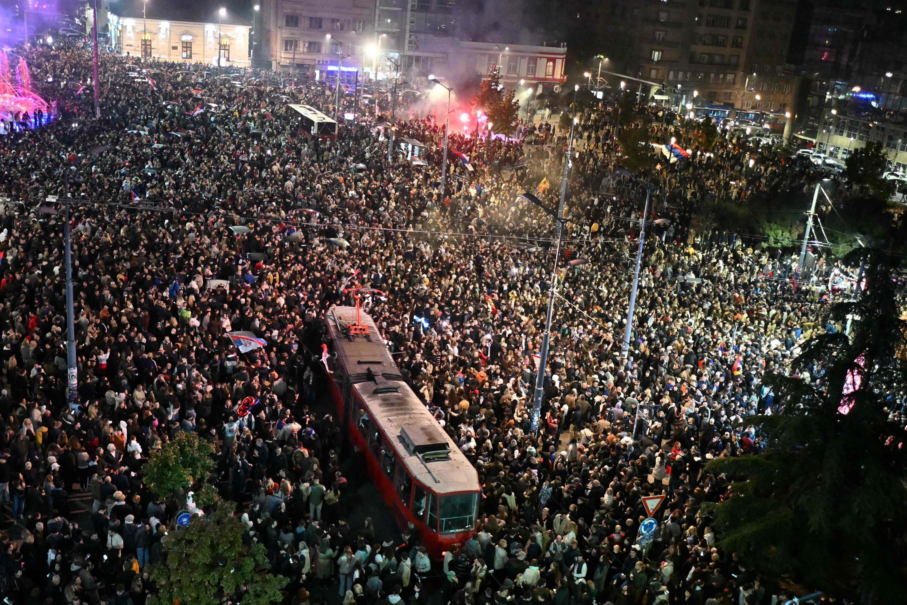 Vučić priznal poraz, po Srbiji so slavili dolgo v noč