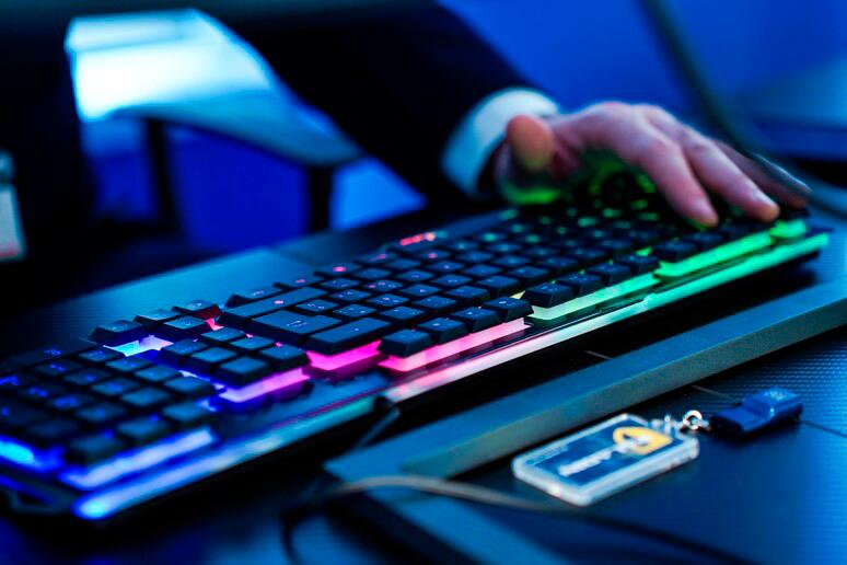 Goljufi deset podjetij oškodovali za več kot milijon evrov