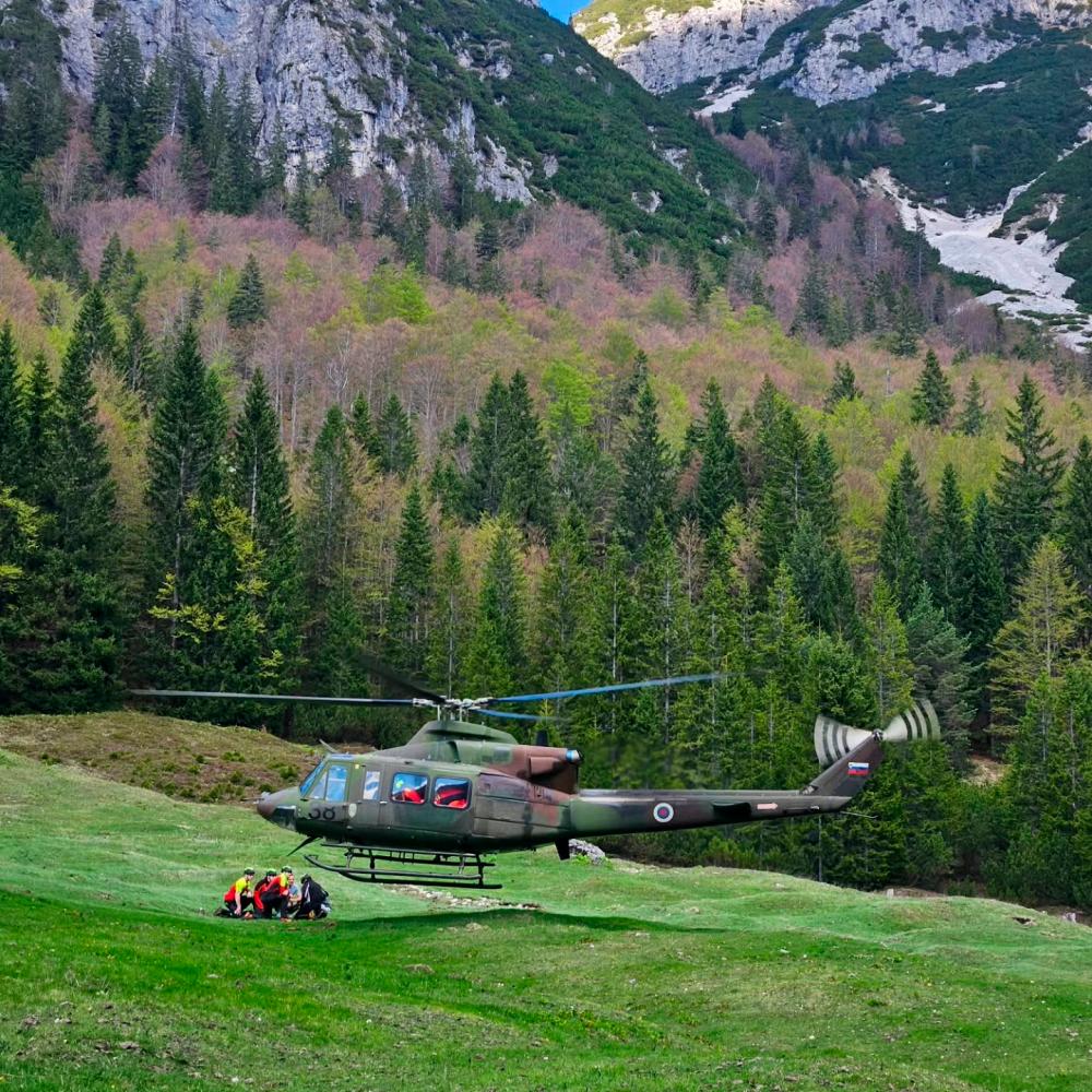 Na snežišču pod vrhom Mangarta se je huje poškodoval pohodnik