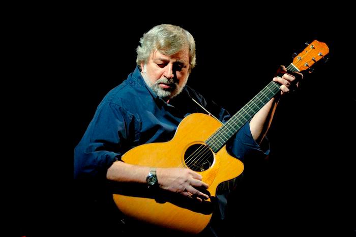 Umrl legendarni italijanski kantavtor Francesco Guccini