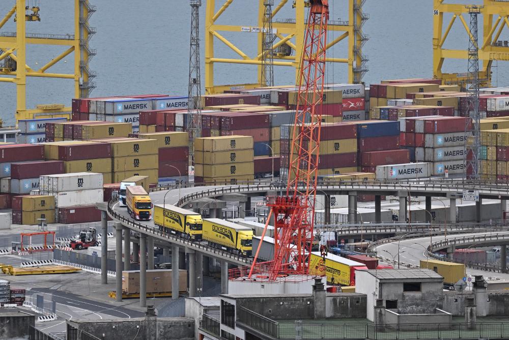 Pretovorjenih zabojnikov je bilo lani 160 tisoč manj