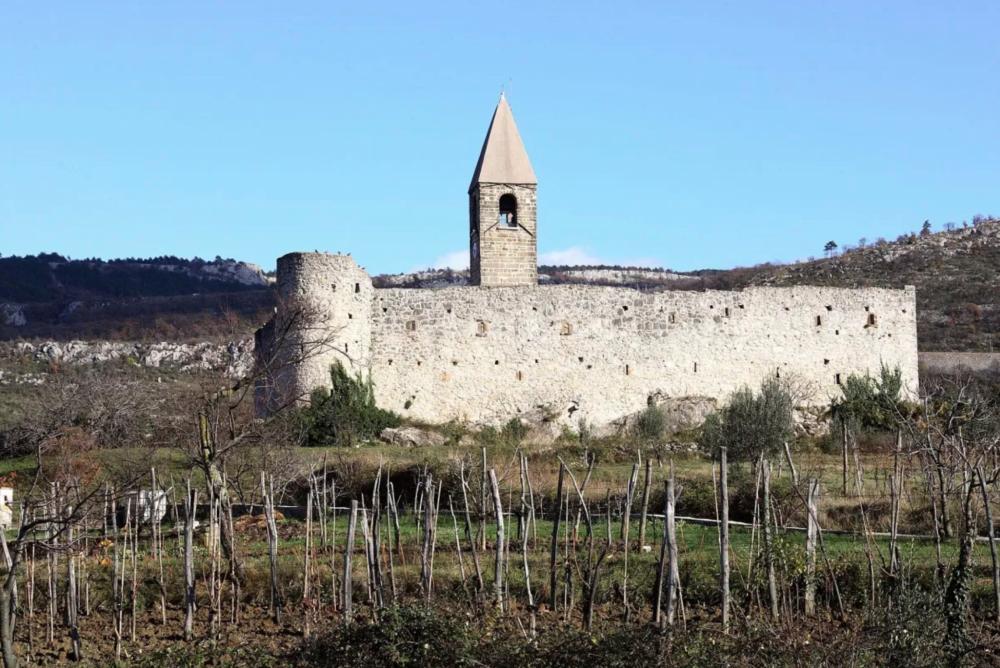 Cerkev sv. Trojice v Hrastovljah bi lahko postala spomenik državnega pomena