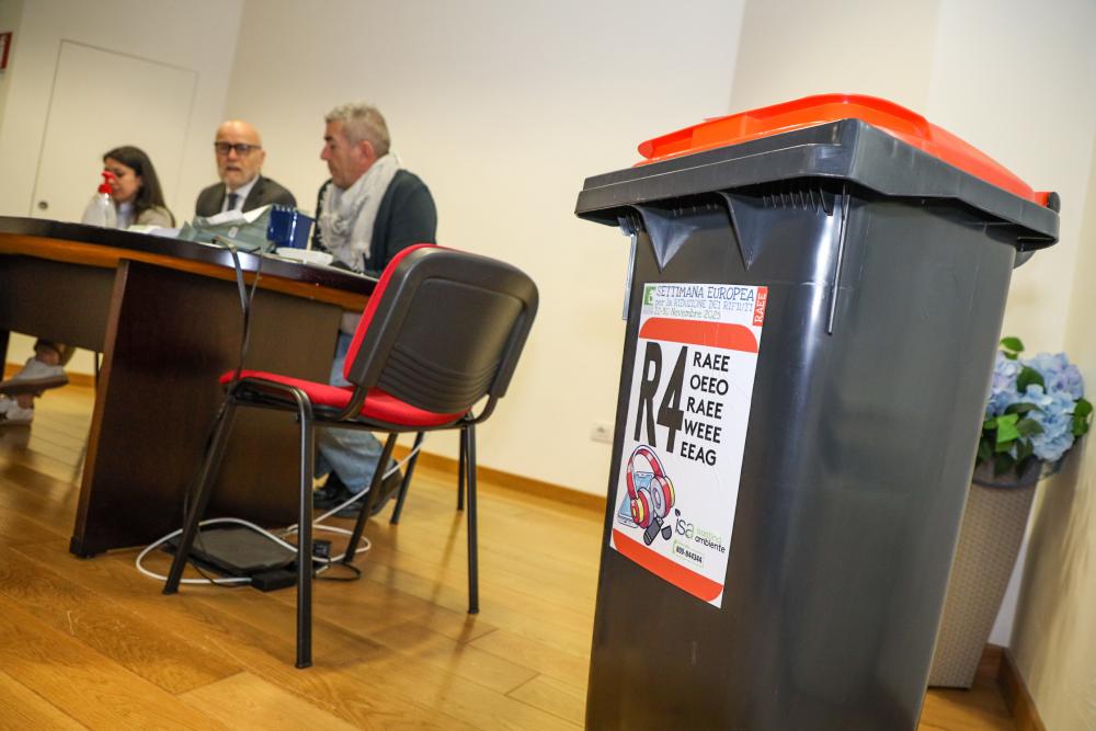 Novi zabojniki za male elektronske in električne aparate