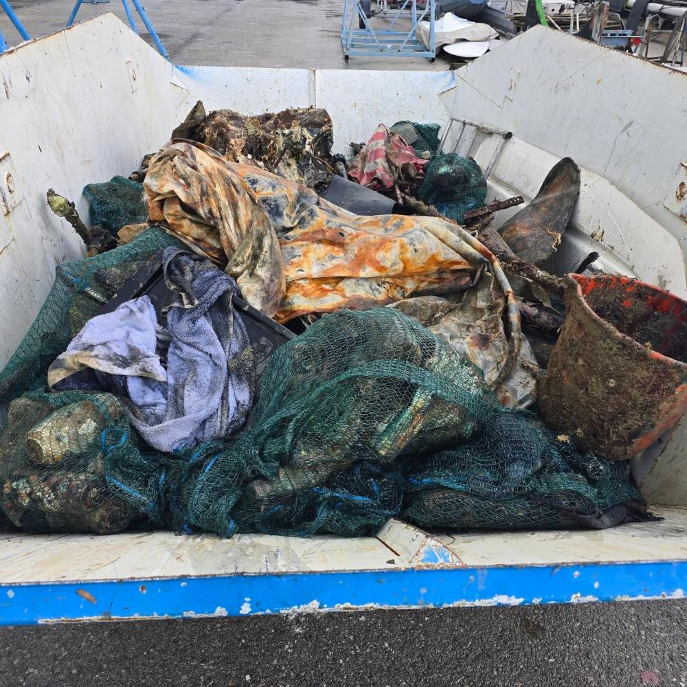 Iz slovenskega morja povlekli več kot dve tone odpadkov