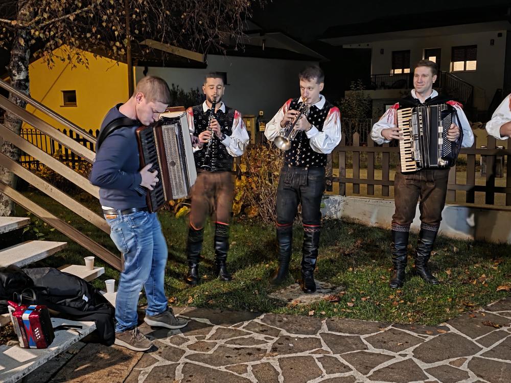 Avseniki navdušili sredi Sovodenj